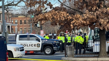 Photo: Passengers disarm gunman who killed DC employee, shot others