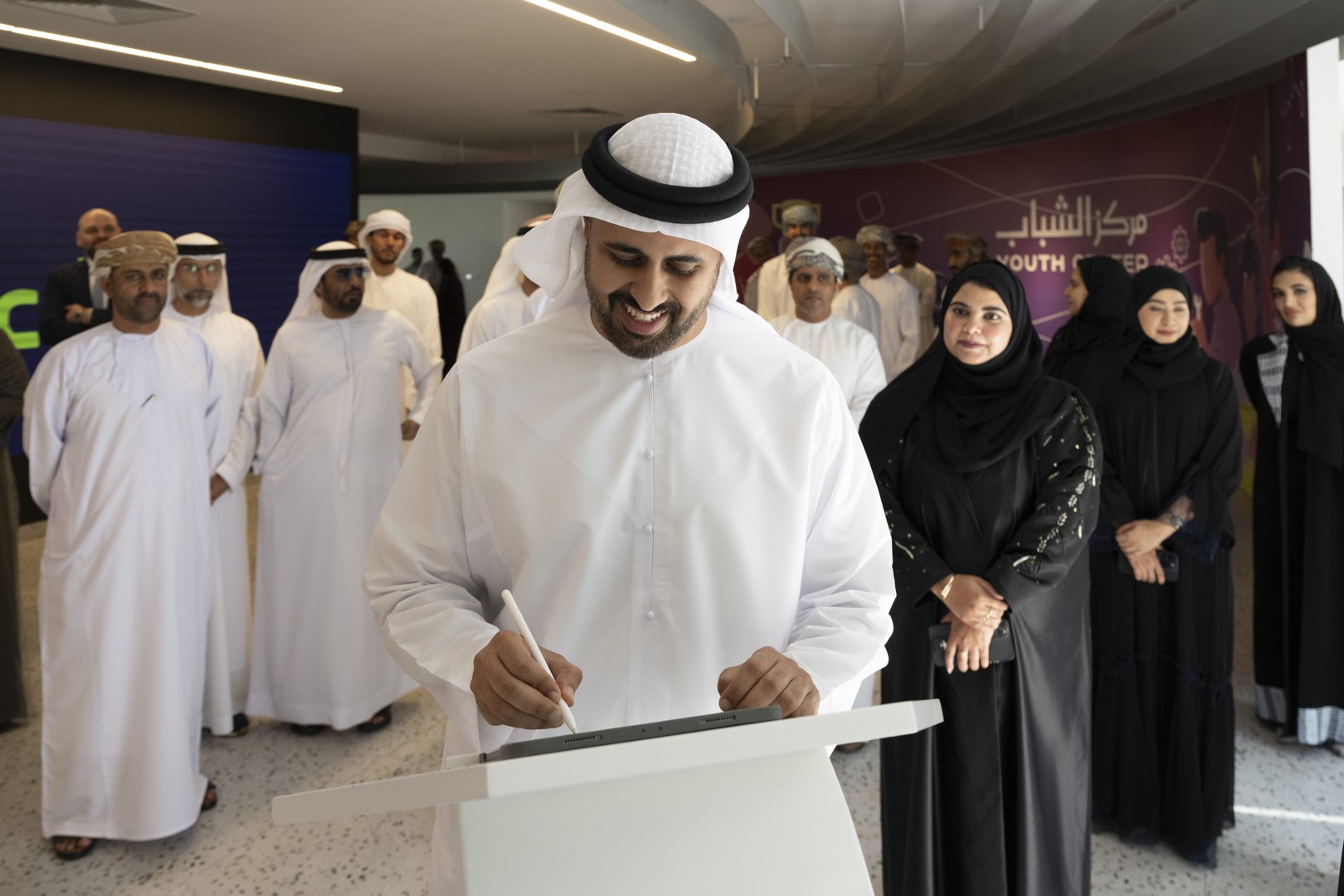 Theyab bin Mohamed visits Oman Youth Centre - UAE - Emirates24|7