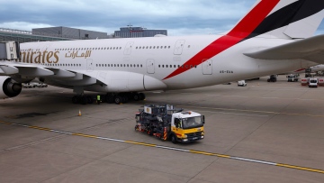 Photo: Emirates begins operating with SAF at London Heathrow Airport
