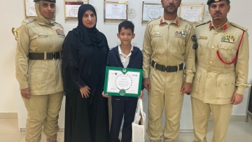 Photo: Dubai Police Surprise Honest Student Among His Peers