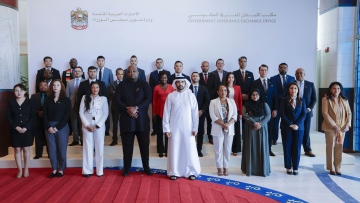 Photo: Hamdan bin Mohammed meets with delegates during International Programme for Government Directors