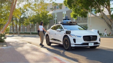 Photo: Waymo's Self-Driving Taxis Reach One Million Kilometers Weekly