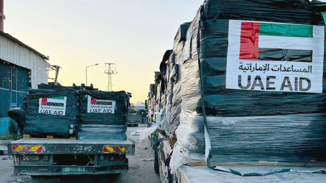 Photo: UAE dispatches twelve additional trucks carrying aid to Gaza