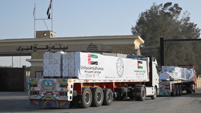 Photo: UAE sends two humanitarian aid convoys to Gaza for displaced Palestinian families