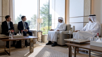 Photo: Maktoum bin Mohammed meets with Oliver Jenkyn, Group President, Global Markets, Visa