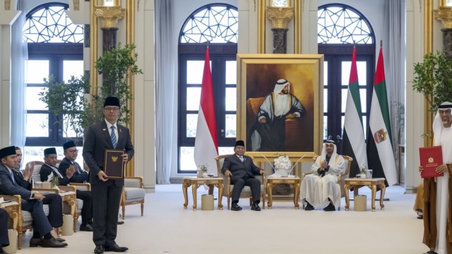 Photo: President His Highness Sheikh Mohamed bin Zayed Al Nahyan today received His Excellency Prabowo Subianto, President of the Republic of Indonesia, who is on a state visit to the UAE.  An official reception ceremony was held at Qasr Al Watan in Abu Dhabi to