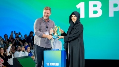 Photo: Latifa bint Mohammed awards UK’s Simon Squibb the prestigious ‘One Billion Award’ at the 1 Billion Followers Summit