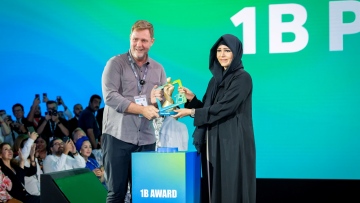 Photo: Latifa bint Mohammed awards UK’s Simon Squibb the prestigious ‘One Billion Award’ at the 1 Billion Followers Summit