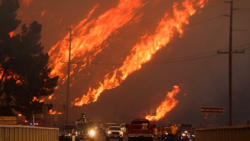 Photo: New wildfire near Los Angeles explodes to 9,400 acres, forces evacuations