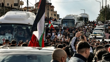 Photo: 200 Palestinian prisoners released in exchange for 4 Israeli female soldiers