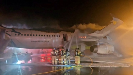 Photo: Passenger plane catches fire in Korea's Busan airport, injuring 7