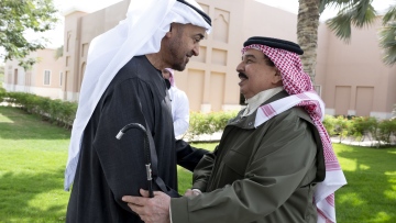 Photo: UAE President visits King of Bahrain at his residence in Abu Dhabi