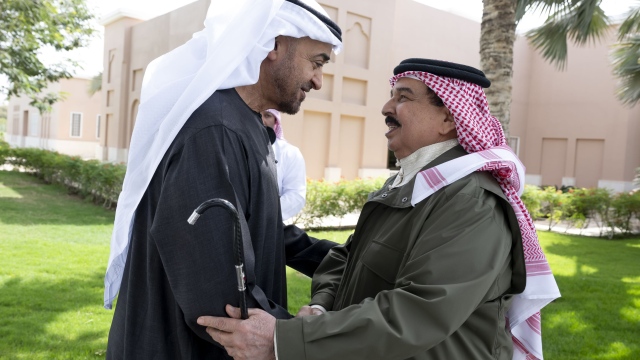 Photo: UAE President visits King of Bahrain at his residence in Abu Dhabi