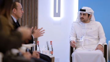 Photo: Maktoum bin Mohammed meets with CEO of Schneider Electric