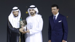 Photo: Hamdan bin Mohammed presents Saudi teacher Mansour Al-Mansour with Global Teacher Prize