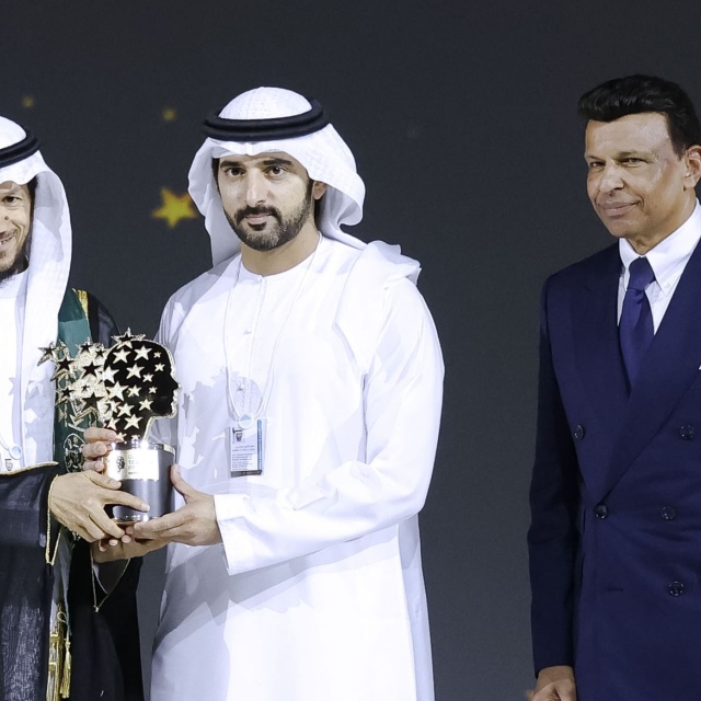 Photo: Hamdan bin Mohammed presents Saudi teacher Mansour Al-Mansour with Global Teacher Prize