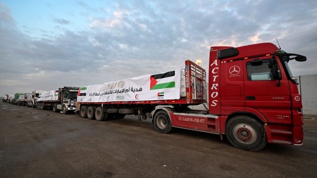 Photo: UAE delivers 10 aid convoys to Gaza