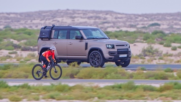 Photo: Mohammed bin Rashid attends Al Salam Cycling Championship’s Women’s Race at Al Marmoom Conservation Reserve