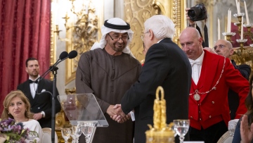 Photo: UAE President exchanges medals, gifts with Italian President during dinner banquet hosted in his honour