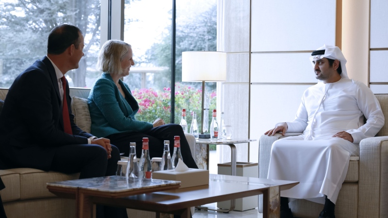 Photo: Maktoum bin Mohammed meets with UK’s Economic Secretary to the Treasury