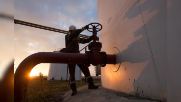 Photo: Oil Prices Edge Higher as U.S. Stockpile Drop Offsets Supply Concerns