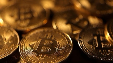 Photo: Bitcoin falls by 5% at $84,201