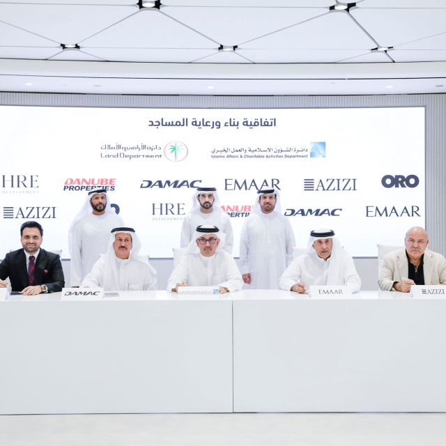 Photo: ​Hamdan bin Mohammed witnesses signing of agreement to support the construction and care of mosques